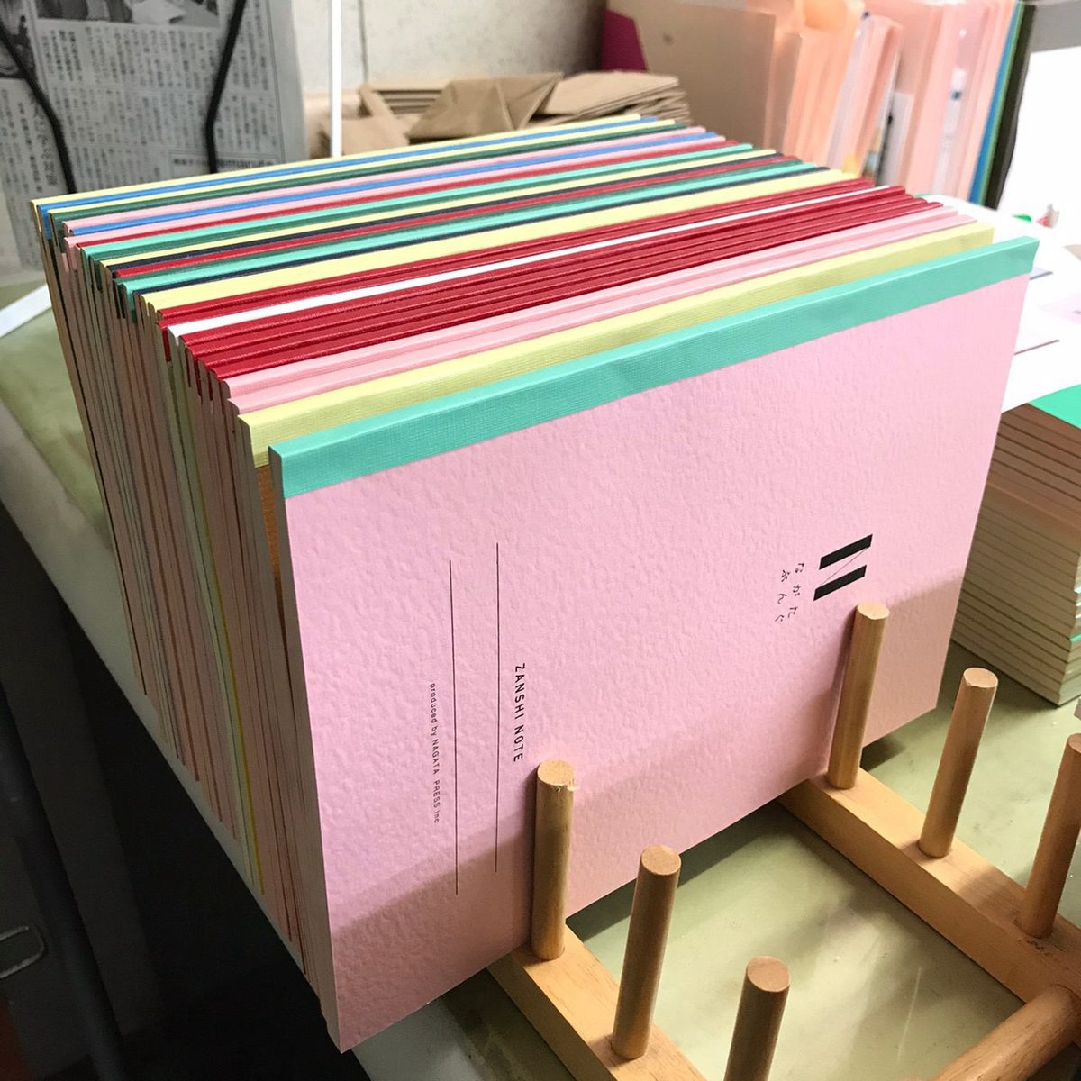 断裁前に積み上げられた紙の断面